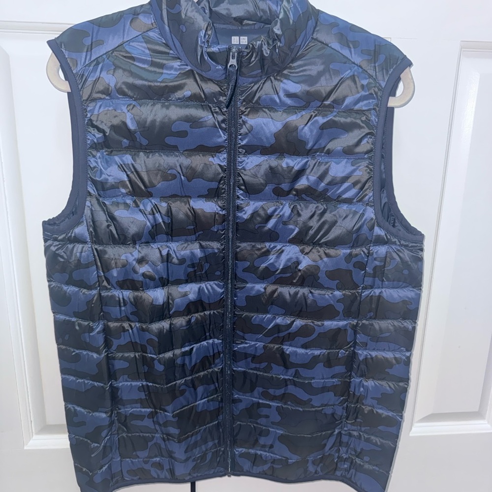 Uniqlo Men's Navy Camo Puffer Vest